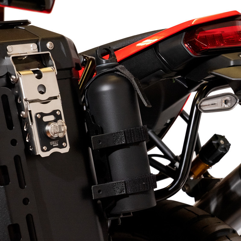 Support porte-bidon pour valises latérales Atlas - L'atelier Bleu Motostore