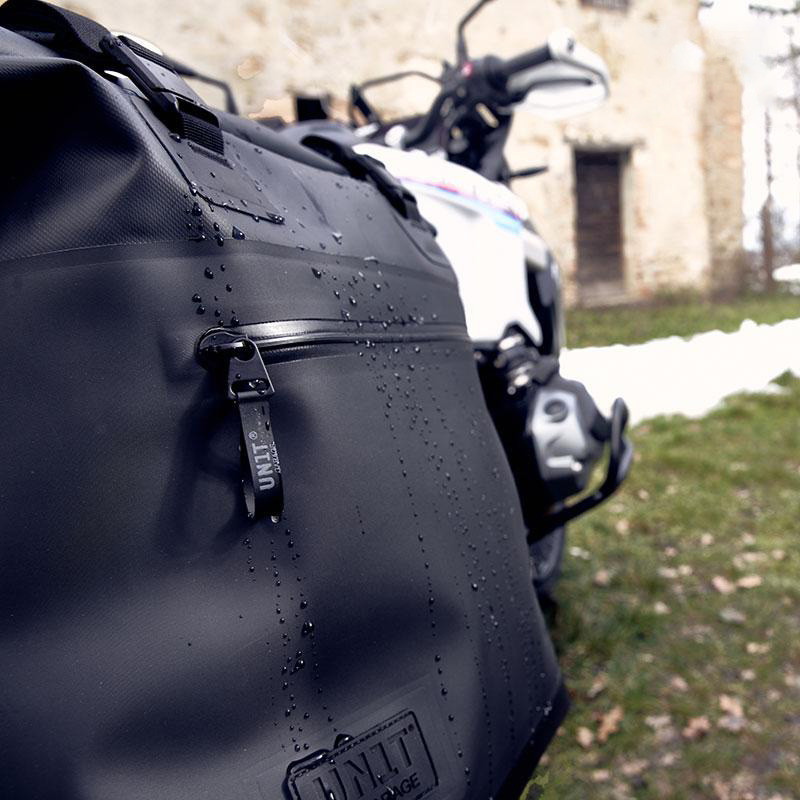 Sacoches latérales Khali en TPU 35L-45L + supports verrouillables + supports pour F 900GS - L'atelier Bleu Motostore