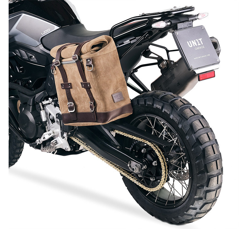 Sacoche latérale en daim 22L-30L + support gauche pour F 900GS - L'atelier Bleu Motostore
