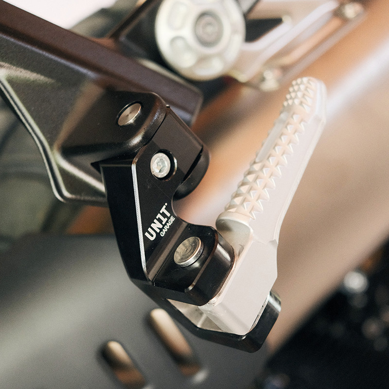 Passenger footrest comfort kit for the R 12 – L'atelier Bleu Motostore