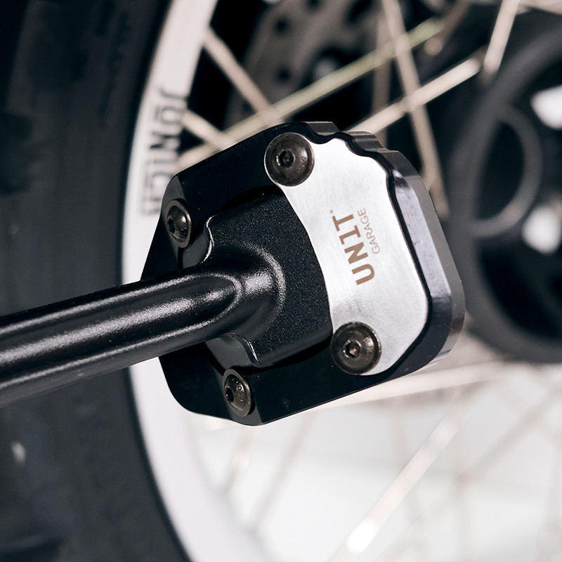 Side stand extension for the R 12 G/S – Bleu Motostore workshop