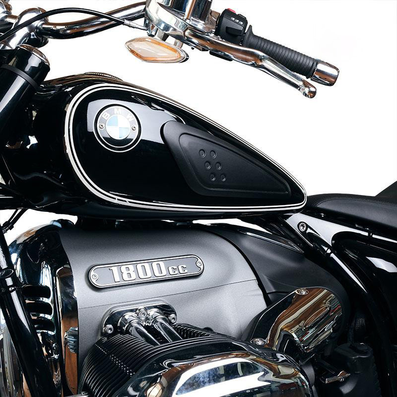 Side tank guards for the R 18 – L'atelier Bleu Motostore