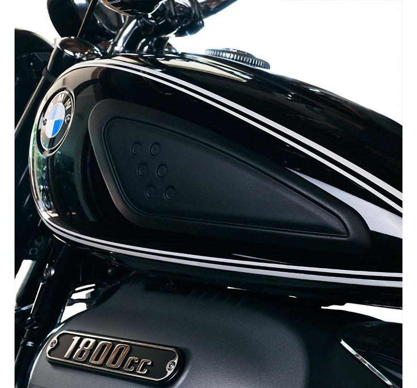 Side tank guards for the R 18 – L'atelier Bleu Motostore