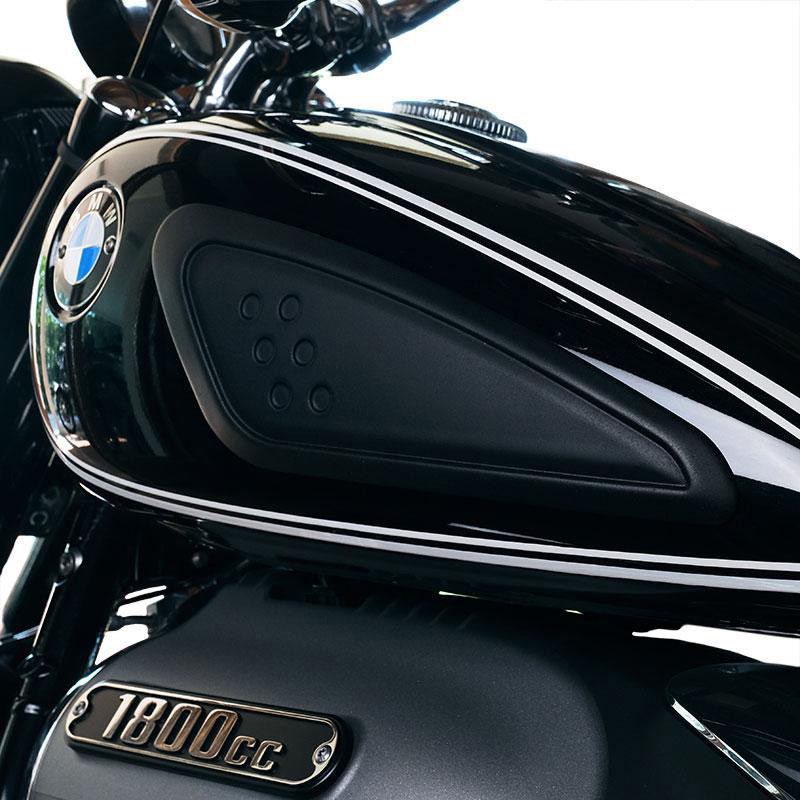 Side tank guards for the R 18 – L'atelier Bleu Motostore