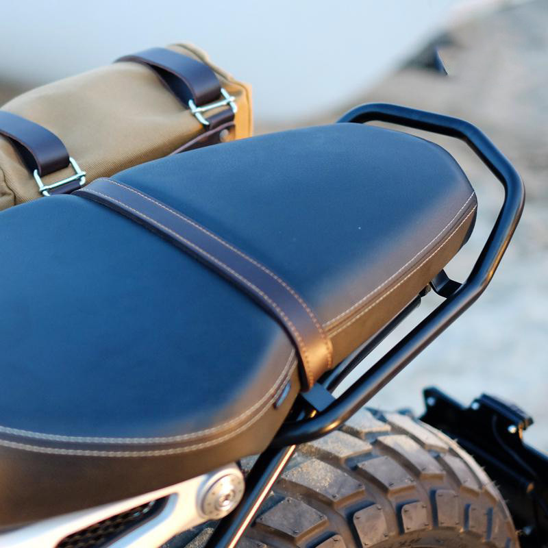 Black passenger handle for the R nineT – L'atelier Bleu Motostore
