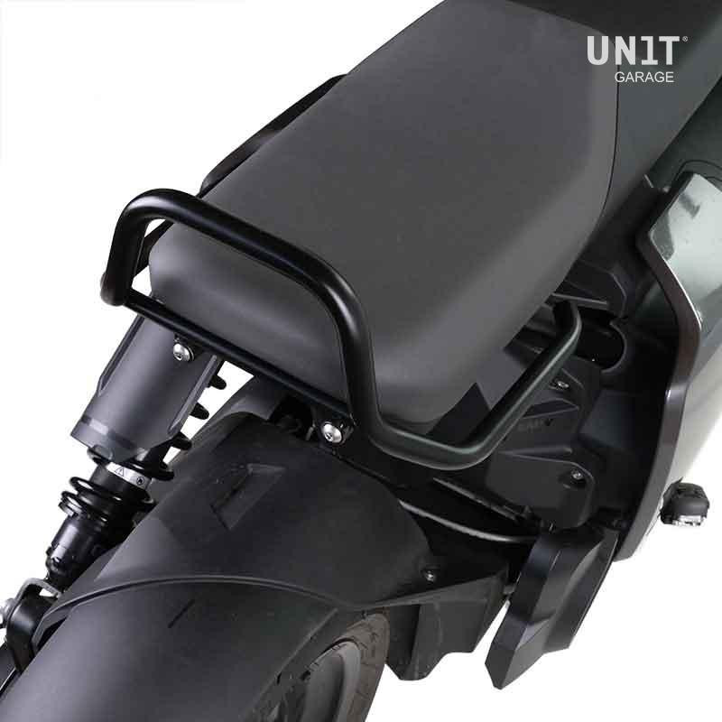 Black passenger handle for CE 04 – L'atelier Bleu Motostore