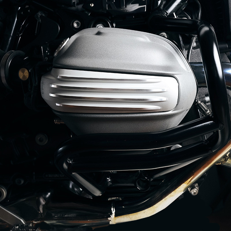 Silver ignition coil cover for the R 12 – L'atelier Bleu Motostore