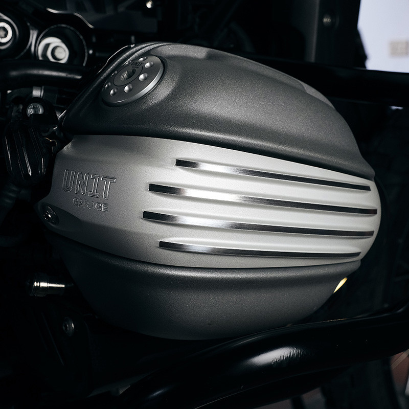 Silver ignition coil cover for the R 12 – L'atelier Bleu Motostore