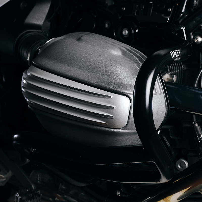 Silver ignition coil cover for the R 12 – L'atelier Bleu Motostore