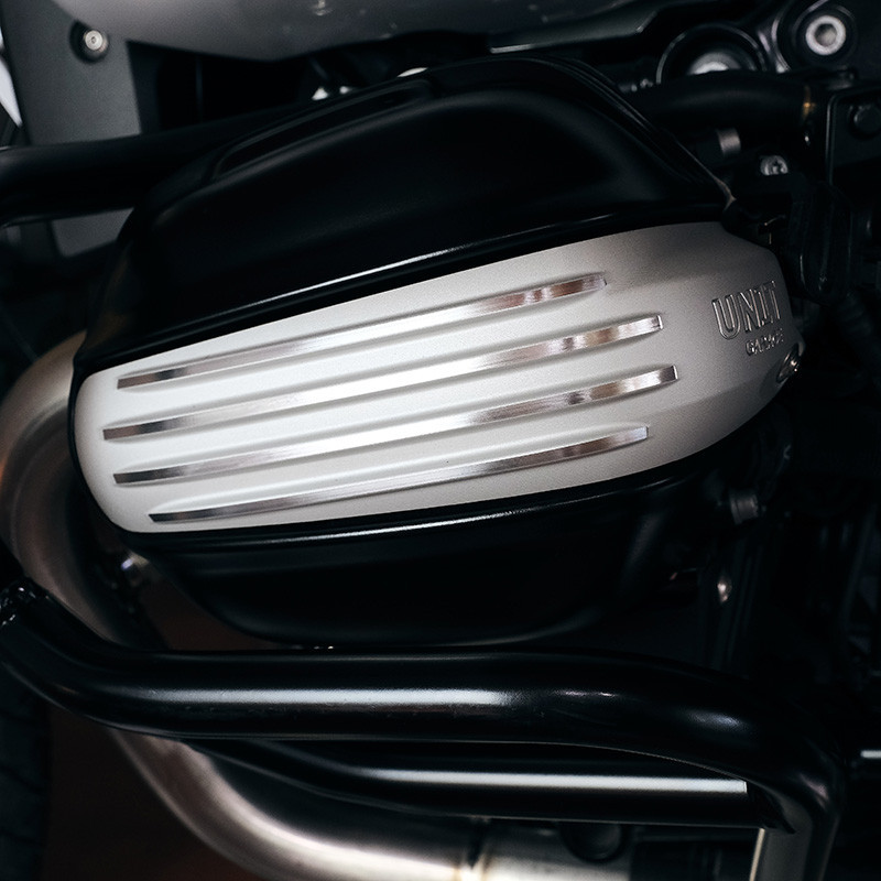 Silver ignition coil cover for the R 12 – L'atelier Bleu Motostore
