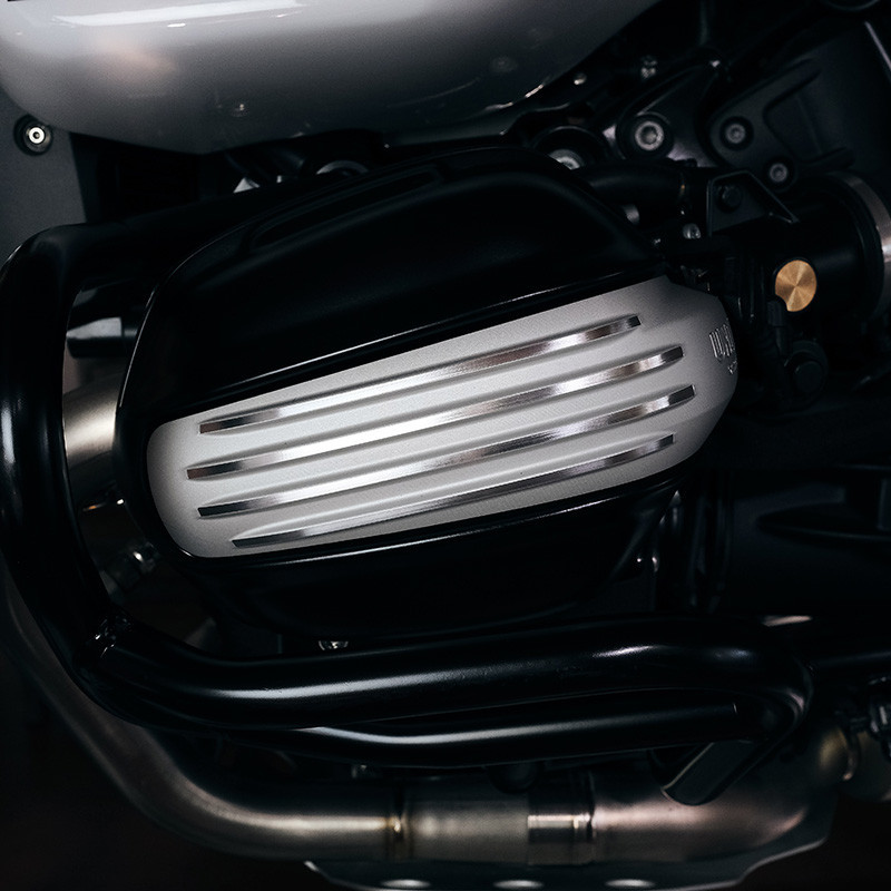 Silver ignition coil cover for the R 12 – L'atelier Bleu Motostore