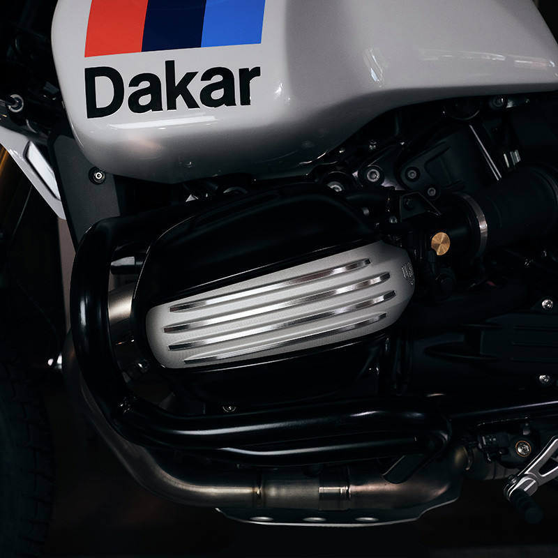 Silver ignition coil cover for the R 12 – L'atelier Bleu Motostore
