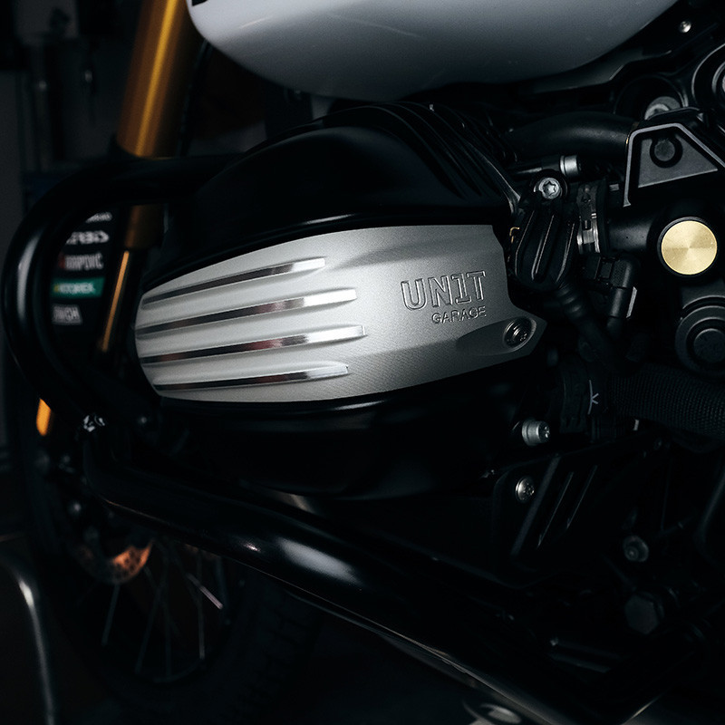 Silver ignition coil cover for the R 12 – L'atelier Bleu Motostore