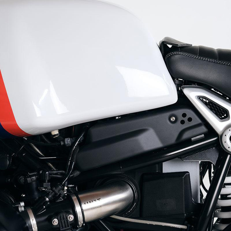 Black side covers for UG-RES-0015 and UG-RES-0024 fuel tanks - L'atelier Bleu Motostore
